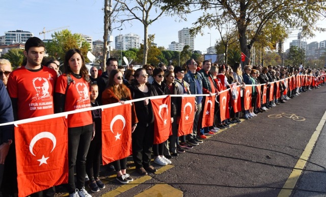 KADIKÖY’DE ‘ATA’YA SAYGI ZİNCİRİ’