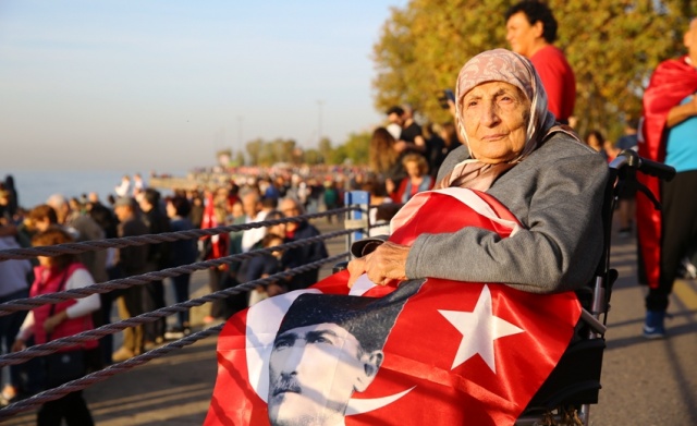KADIKÖY’DE ‘ATA’YA SAYGI ZİNCİRİ’