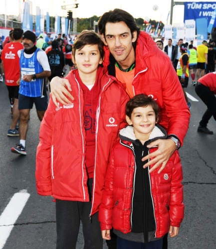 VODAFONE İSTANBUL MARATONU’NA ÜNLÜ AKINI