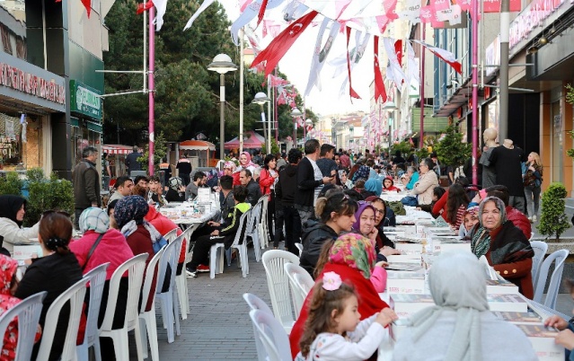 2000 ATAŞEHİRLİ HEP BİRLİKTE ORUÇLARINI AÇTILAR