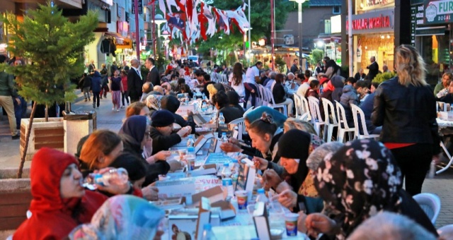 2000 ATAŞEHİRLİ HEP BİRLİKTE ORUÇLARINI AÇTILAR