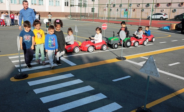 ATAŞEHİRLİ MİNİK SÜRÜCÜLER TRAFİK EĞİTİMİNDE