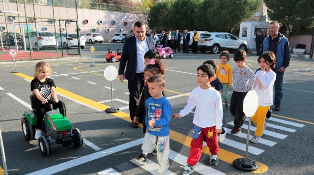 ATAŞEHİRLİ MİNİK SÜRÜCÜLER TRAFİK EĞİTİMİNDE