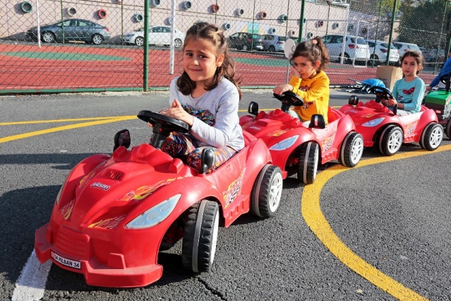 ATAŞEHİRLİ MİNİK SÜRÜCÜLER TRAFİK EĞİTİMİNDE