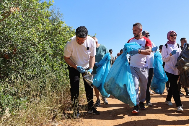 ATAŞEHİRLİLER DOĞA YÜRÜYÜŞÜNDE ATIK TOPLADILAR