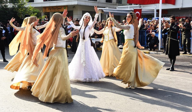 KADIKÖY’DE KLASİK OTOMOBİLLİ RESMİ GEÇİT TÖRENİ
