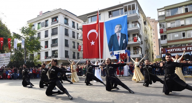 KADIKÖY’DE KLASİK OTOMOBİLLİ RESMİ GEÇİT TÖRENİ
