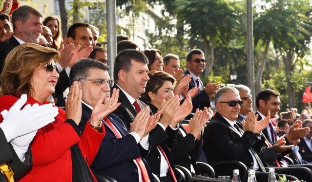 KADIKÖY’DE KLASİK OTOMOBİLLİ RESMİ GEÇİT TÖRENİ