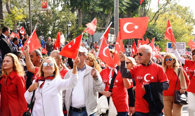 KADIKÖY’DE KLASİK OTOMOBİLLİ RESMİ GEÇİT TÖRENİ