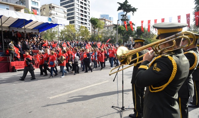KADIKÖY’DE KLASİK OTOMOBİLLİ RESMİ GEÇİT TÖRENİ