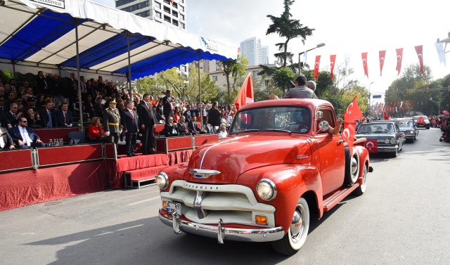KADIKÖY’DE KLASİK OTOMOBİLLİ RESMİ GEÇİT TÖRENİ