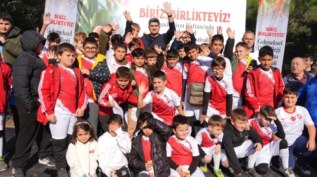 DOĞASEVERLER, 438 METRE YÜKSEKLİĞİNDEKİ KAYIŞDAĞI ORMANI’NDA DAĞ ÇİLEĞİ TOPLADI.