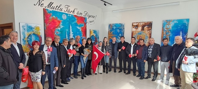 Ressam Ayşen Can’ın “Mavi Seyir” adını taşıyan yeni sergisi sanatseverlerle buluştu