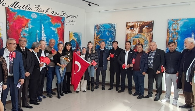 Ressam Ayşen Can’ın “Mavi Seyir” adını taşıyan yeni sergisi sanatseverlerle buluştu