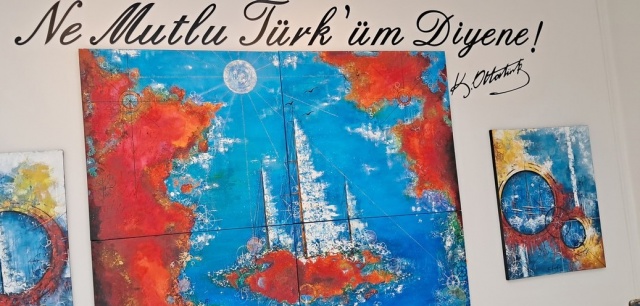 Ressam Ayşen Can’ın “Mavi Seyir” adını taşıyan yeni sergisi sanatseverlerle buluştu