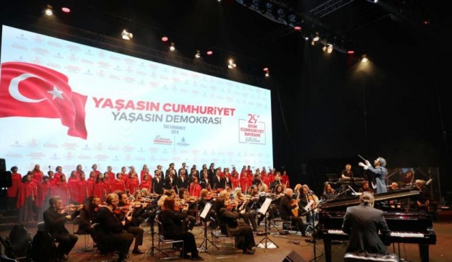 SULTAN AHMET MEYDANIINDA COŞKULU CUMHURİYET KUTLAMASI