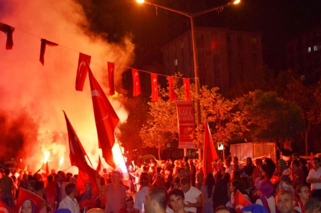 Ak Parti Ataşehir Demokrasi Nöbeti Taçlandırıldı 2016