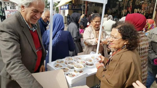 Ak Parti Ataşehir İlçe Kadın Kolları Aşure Dağıttı