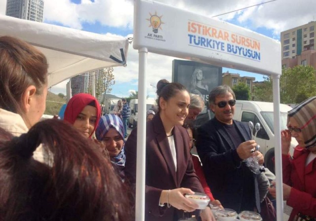 Ak Parti Ataşehir İlçe Kadın Kolları Aşure Dağıttı