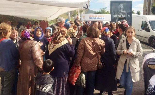 Ak Parti Ataşehir İlçe Kadın Kolları Aşure Dağıttı