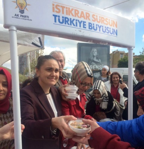 Ak Parti Ataşehir İlçe Kadın Kolları Aşure Dağıttı