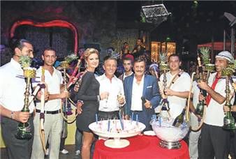 Ali Ağaoğlu’ndan sevgiliye şampanyalı nargile partisi!
