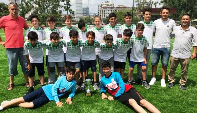 Ataşehir'de Şampiyon Kulüpler Kupalarını Aldı
