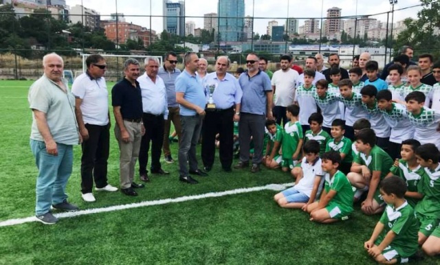 Ataşehir'de Şampiyon Kulüpler Kupalarını Aldı