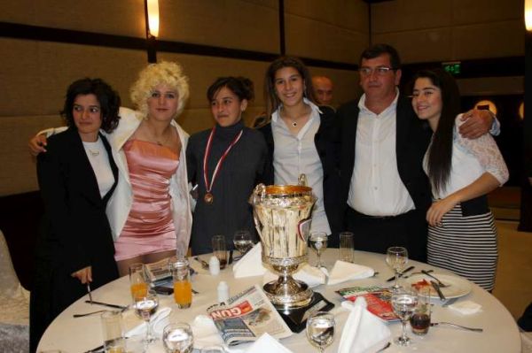 ATAŞEHİR, BAYAN FUTBOL TAKIMI ŞAMPİYONLUK ÖDÜL TÖRENİ