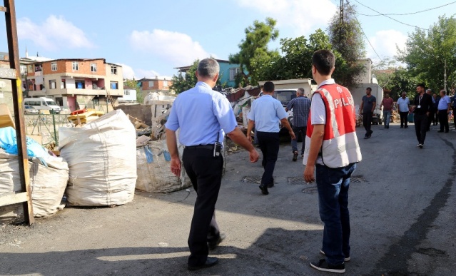 ATAŞEHİR KURBAĞALIDERE YATAĞINDA BULUNAN BARAKALAR YIKILDI