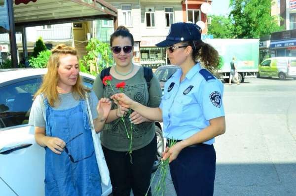 Ataşehir Belediye Zabıtasından  Karanfilli Kutlama
