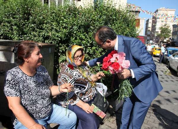 Ataşehir Belediye Zabıtasından  Karanfilli Kutlama