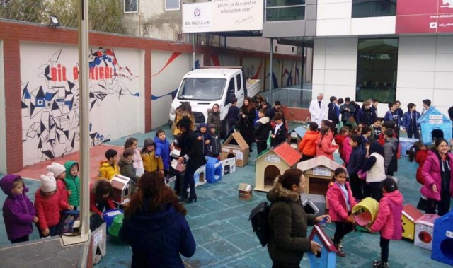ATAŞEHİR BİL KOLEJİ ÖĞRENCİLERİ CAN DOSTLARINA SICAK YUVA YAPTILAR