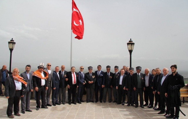 ATAŞEHİR BİRLİK PLATFORMU ZEYTİNDALI HAREKATINDA AFRİN YOLUNDA MEHMETÇİĞİMİZİN YANINDA