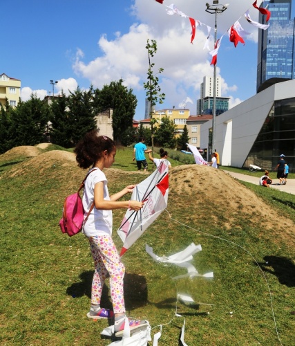 ATAŞEHİR'DE ÇOCUKLAR DOYASIYA EĞLENDİ