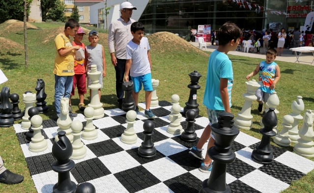 ATAŞEHİR'DE ÇOCUKLAR DOYASIYA EĞLENDİ