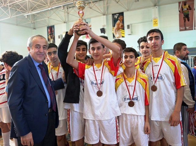 ATAŞEHİR'DE  HENTBOL TURNUVASI’NDA KUPALAR SAHİATAŞEHİR'DE  HENTBOL TURNUVASI’NDA KUPALAR SAHİBİNİ BULDUNİ BULDU