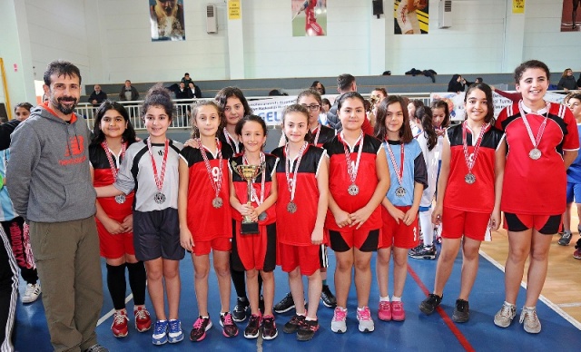 ATAŞEHİR'DE  HENTBOL TURNUVASI’NDA KUPALAR SAHİBİNİ BULDU
