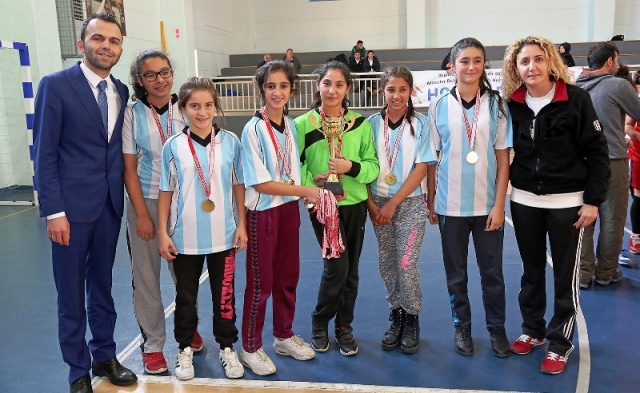 ATAŞEHİR'DE  HENTBOL TURNUVASI’NDA KUPALAR SAHİBİNİ BULDU