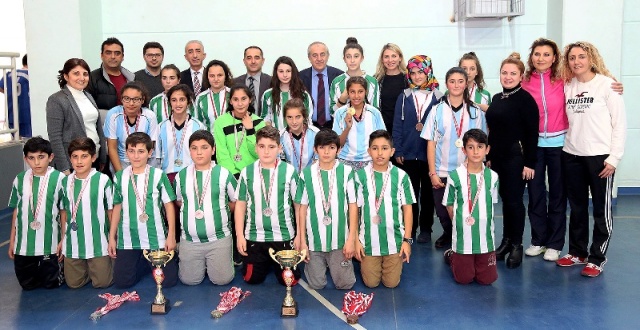 ATAŞEHİR'DE  HENTBOL TURNUVASI’NDA KUPALAR SAHİBİNİ BULDU