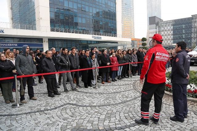 Ataşehir Belediyesi AKOM ve İ.B.B Kadıköy İtfaiyesi Bölge Grup Amirliği’nin Belediye binaaı önünde   yangın tatbikatı yaptı.