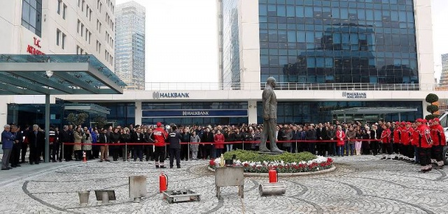 Ataşehir Belediyesi AKOM ve İ.B.B Kadıköy İtfaiyesi Bölge Grup Amirliği’nin Belediye binaaı önünde   yangın tatbikatı yaptı.