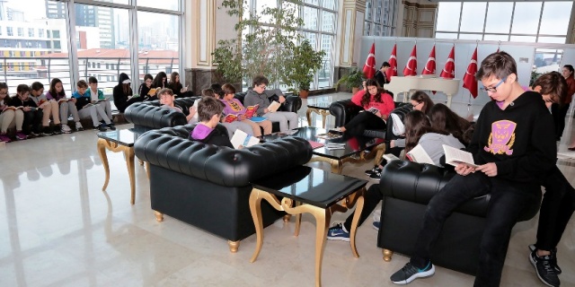 BATTAL İLGEZDİ’DEN KİTAP PROJESİNE DESTEK