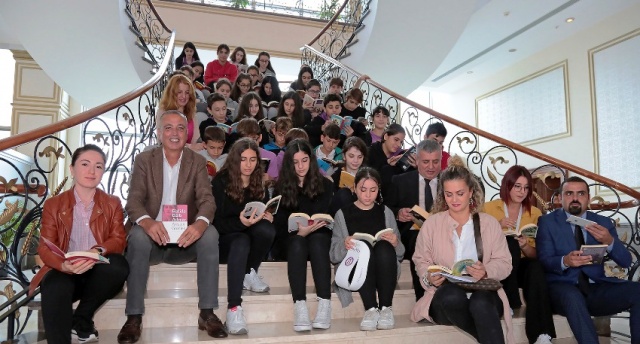 BATTAL İLGEZDİ’DEN KİTAP PROJESİNE DESTEK