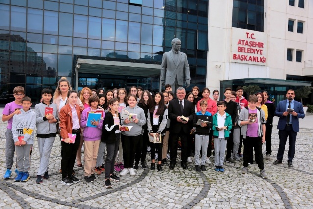 BATTAL İLGEZDİ’DEN KİTAP PROJESİNE DESTEK