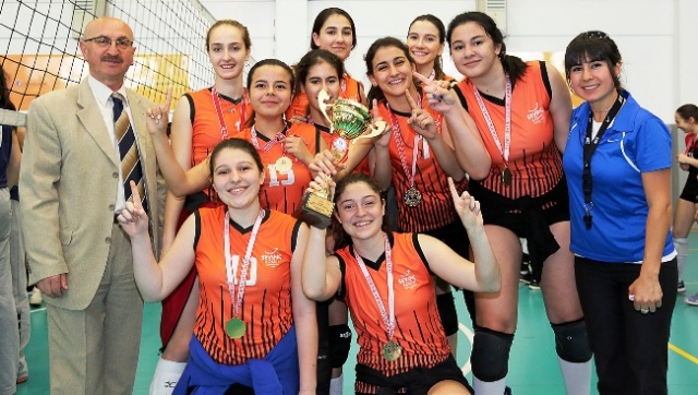 ATAŞEHİR'DE VOLEYBOL TURNUVASI SONA ERDİ