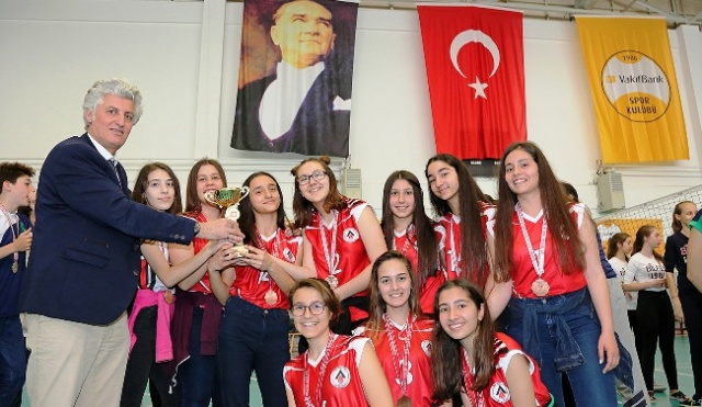 ATAŞEHİR'DE VOLEYBOL TURNUVASI SONA ERDİ