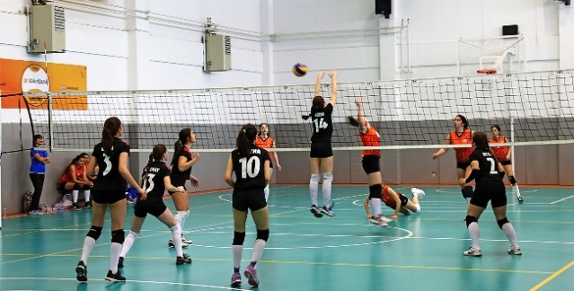 ATAŞEHİR'DE VOLEYBOL TURNUVASI SONA ERDİ