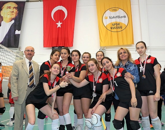 ATAŞEHİR'DE VOLEYBOL TURNUVASI SONA ERDİ