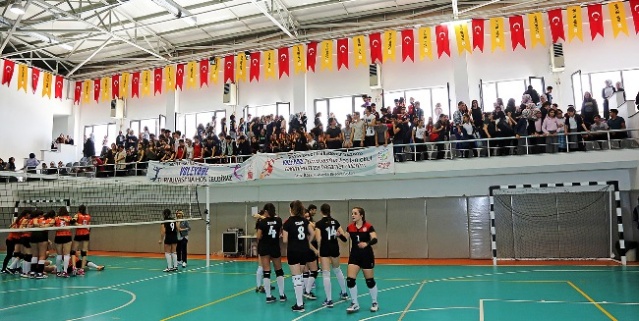 ATAŞEHİR'DE VOLEYBOL TURNUVASI SONA ERDİ